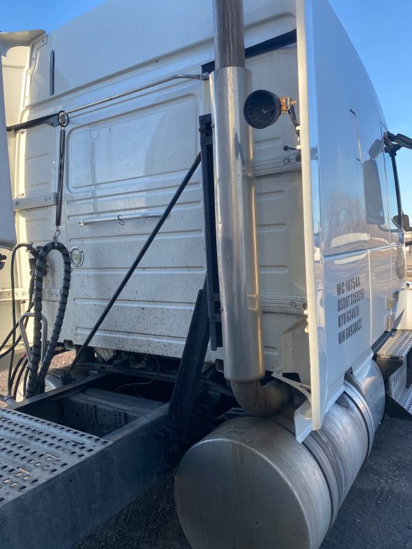 2016 Volvo VNL64T630 - Image 2