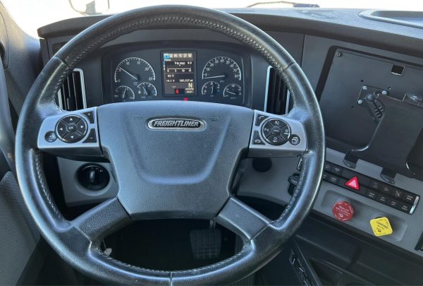 2018 Freightliner Cascadia 126 - Image 10