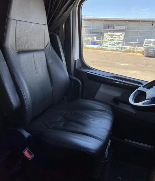 2018 Freightliner Cascadia 126 - Image 12