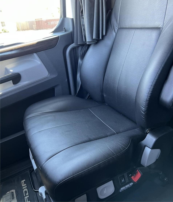 2018 Freightliner Cascadia 126 - Image 13
