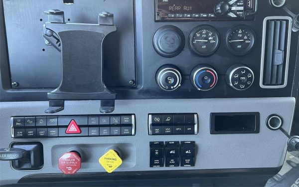 2018 Freightliner Cascadia 126 - Image 14