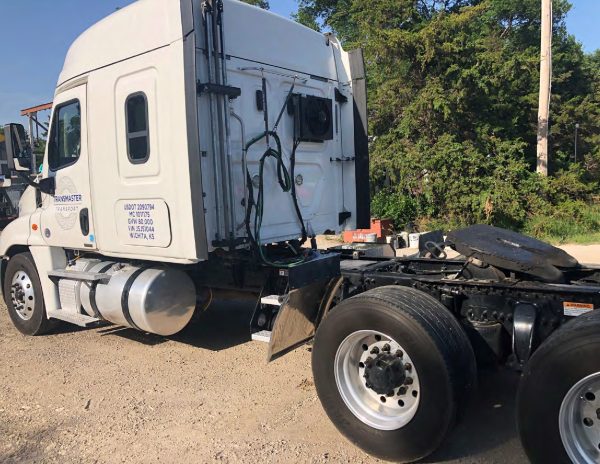 2018 Freightliner Cascadia Mid Roof 125 - Image 3