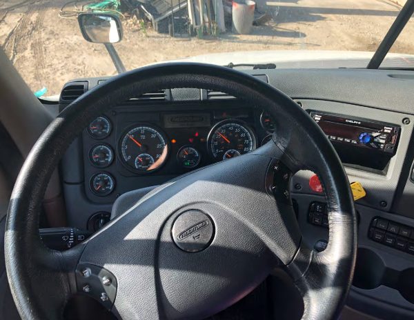 2018 Freightliner Cascadia Mid Roof 125 - Image 19