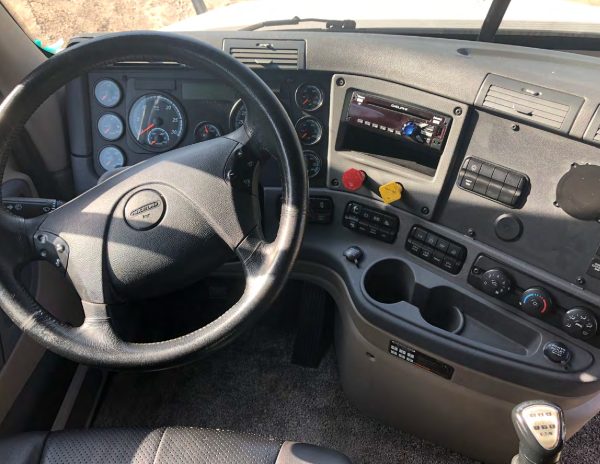 2018 Freightliner Cascadia Mid Roof 125 - Image 21