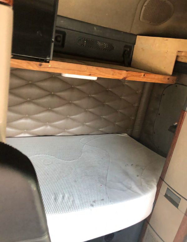 2018 Freightliner Cascadia Mid Roof 125 - Image 23