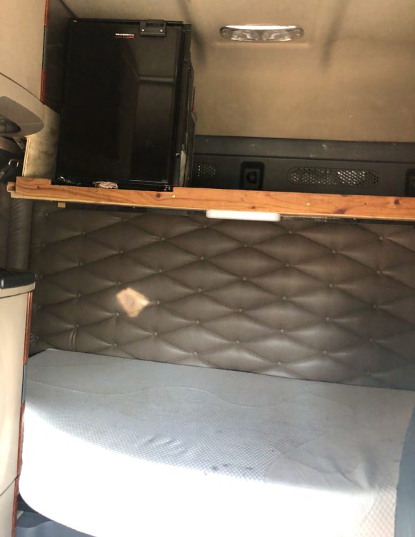 2018 Freightliner Cascadia Mid Roof 125 - Image 24