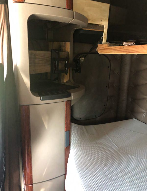 2018 Freightliner Cascadia Mid Roof 125 - Image 25