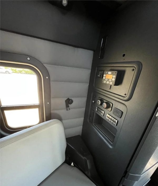 2018 Freightliner Cascadia 126 - Image 16