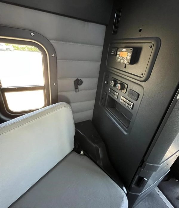 2018 Freightliner Cascadia 126 - Image 17