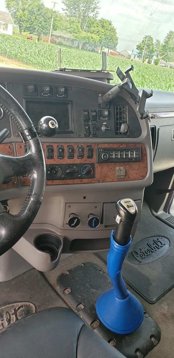 2012 Peterbilt 587 - Image 10