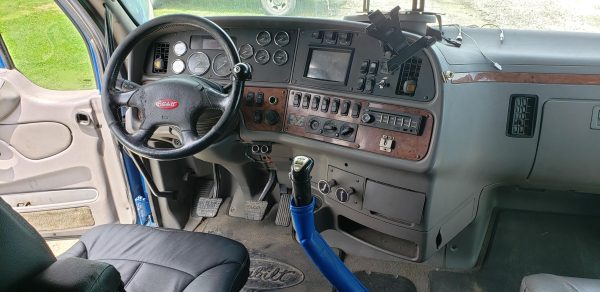 2012 Peterbilt 587 - Image 16