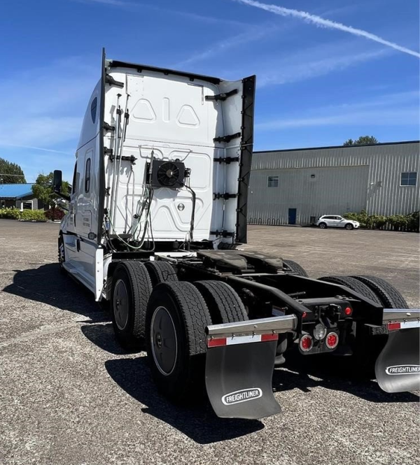 2018 Freightliner Cascadia 126 - Image 3