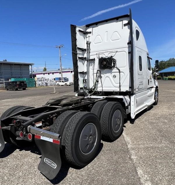 2018 Freightliner Cascadia 126 - Image 4