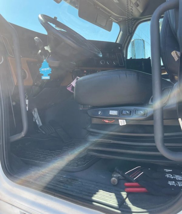 2021 Freightliner Cascadia 125 - Image 4
