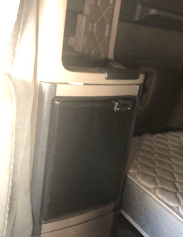 2016 Freightliner Cascadia Mid Roof 125 - Image 23