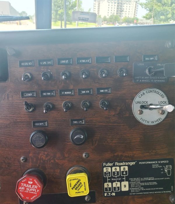 1988 Peterbilt 377 - Image 9