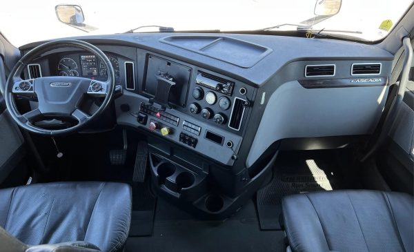 2018 Freightliner Cascadia 126 - Image 9