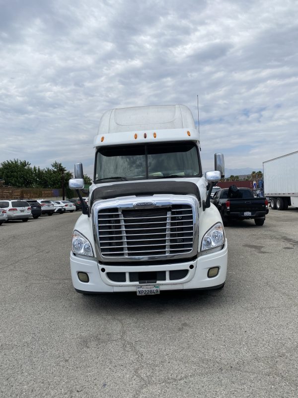 2011 Freightliner Cascadia & Cottrell 5308, 8 car trailer - Image 2