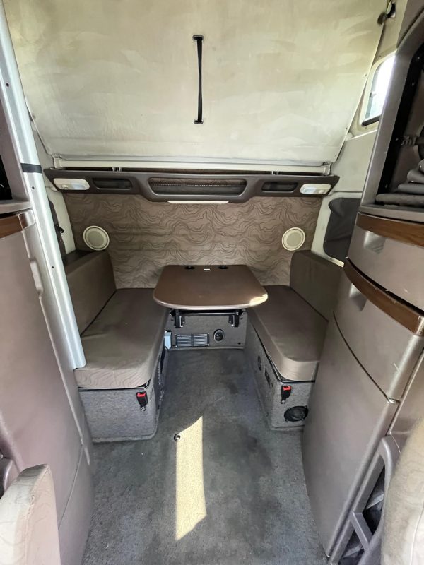 2016 VOLVO VNL64T780 Sleeper - Image 11