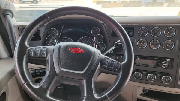 2020 Peterbilt 579 - Image 7