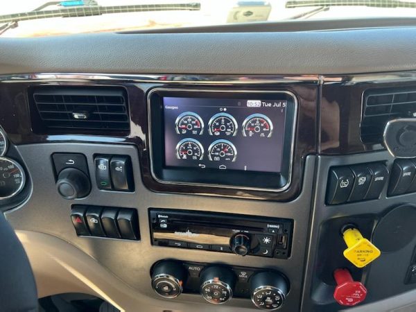 2018 Peterbilt 579 - Image 10