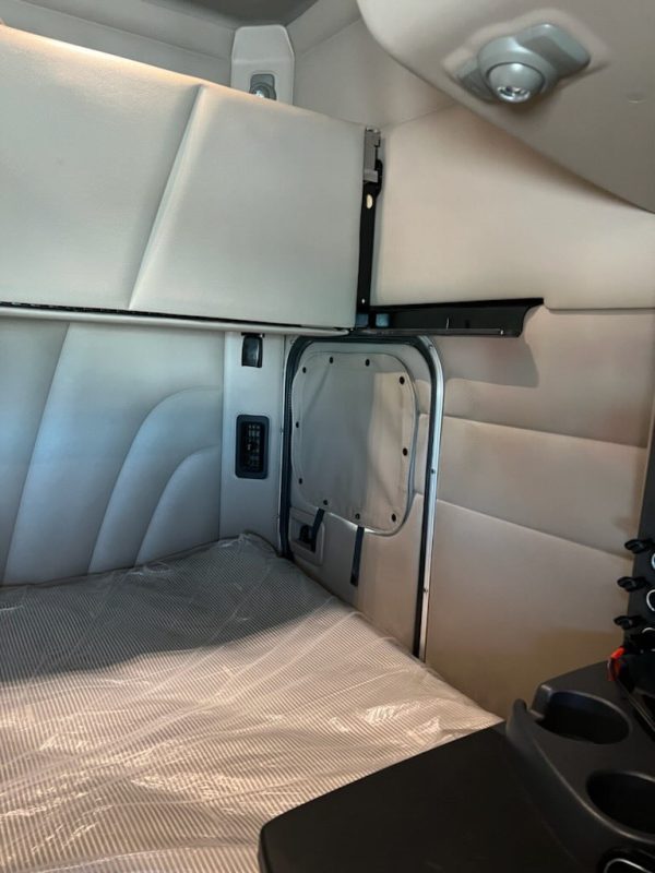 2018 Peterbilt 579 - Image 2