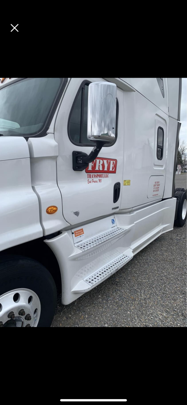 2015 Freightliner Cascadia 125 - Image 2