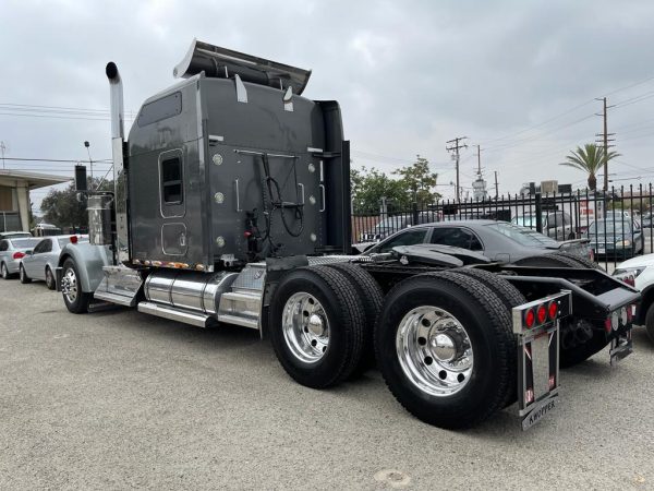 2009 Kenworth W900L - Image 7