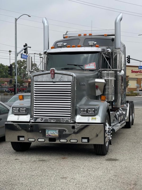 2009 Kenworth W900L - Image 2
