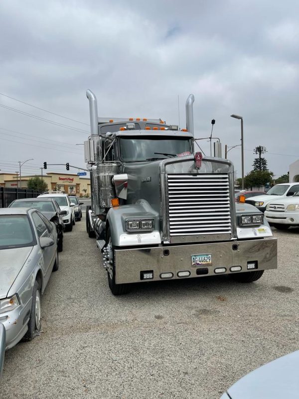 2009 Kenworth W900L - Image 4