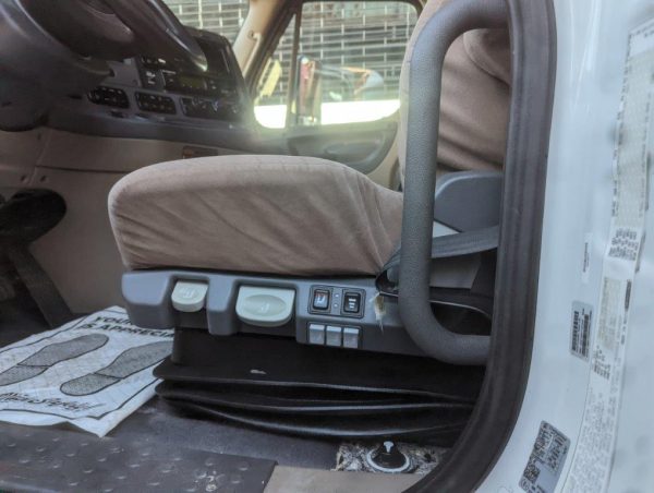 2014 Freightliner Cascadia 113 - Image 30