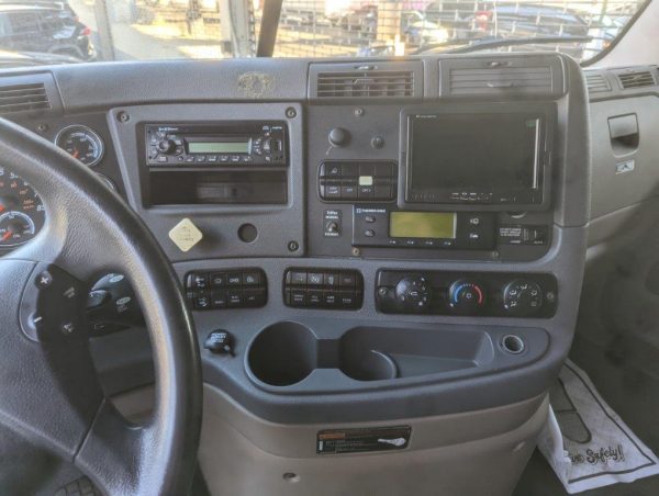 2014 Freightliner Cascadia 113 - Image 32