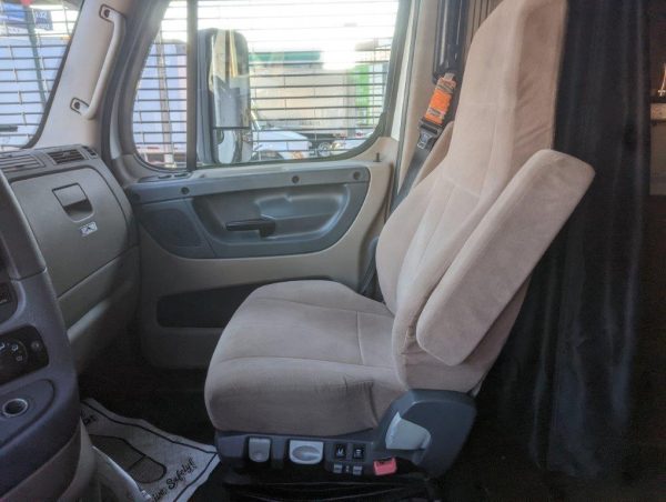 2014 Freightliner Cascadia 113 - Image 33