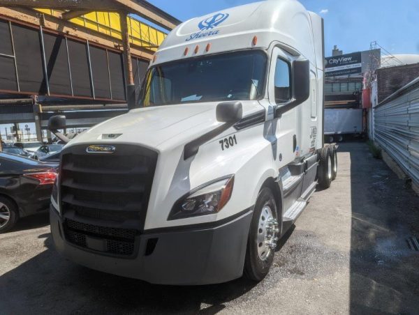 2018 Freightliner Cascadia - Image 2