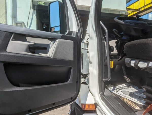 2018 Freightliner Cascadia - Image 19