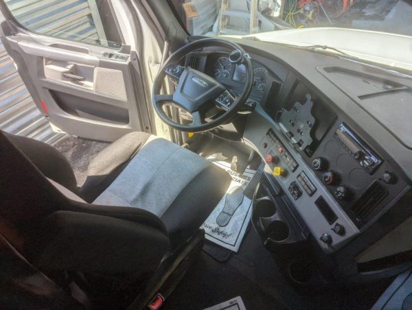 2018 Freightliner Cascadia - Image 25
