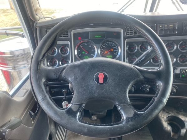 2014 Kenworth W900L - Image 12