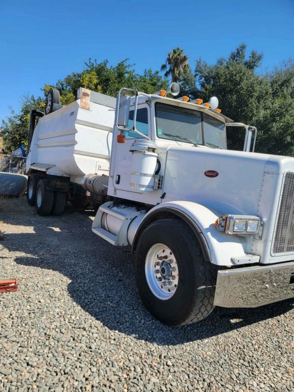 2005 Peterbilt 367 - Image 2