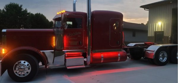 2018 Peterbilt 389 - Image 2
