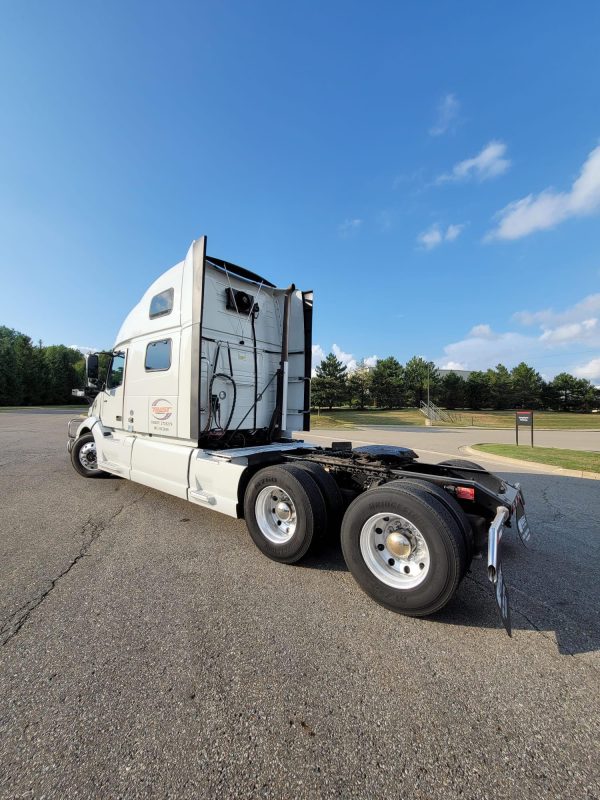 2019 Volvo VNL860 - Image 3