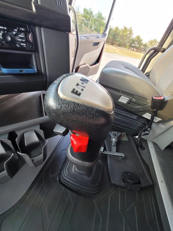 2019 Volvo VNL860 - Image 15