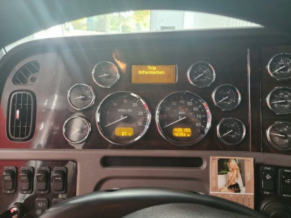 2018 Peterbilt 389 - Image 21