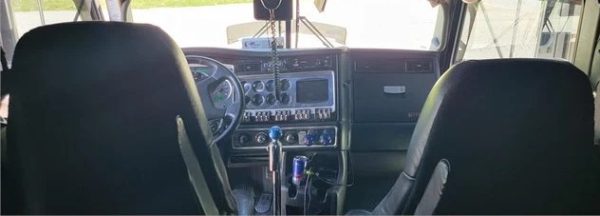 2018 Kenworth W900L - Image 6