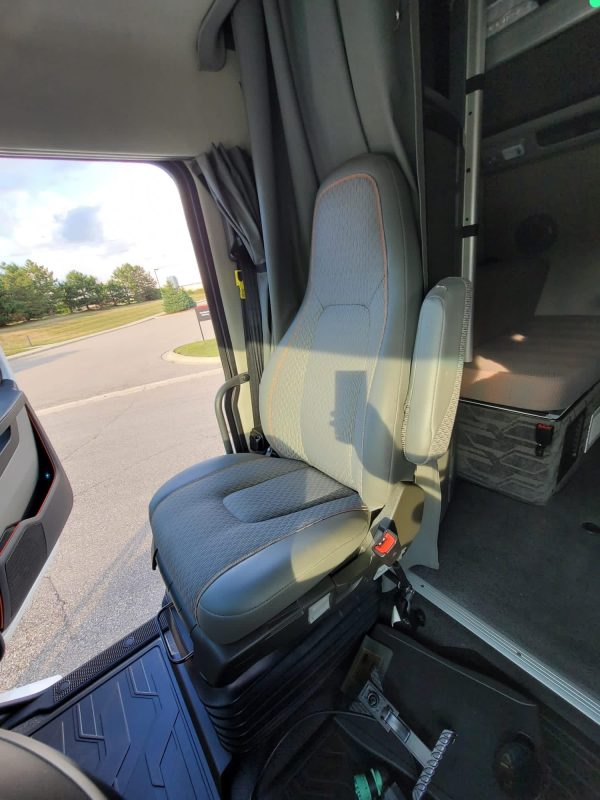 2019 Volvo VNL860 - Image 11