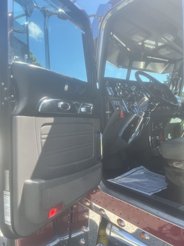 2018 Peterbilt 389 - Image 7