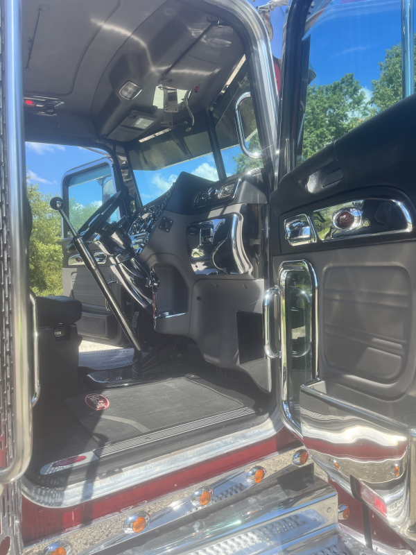 2018 Peterbilt 389 - Image 11