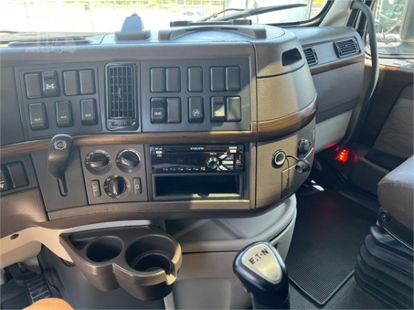 2012 Volvo VNL64T670 - Image 5