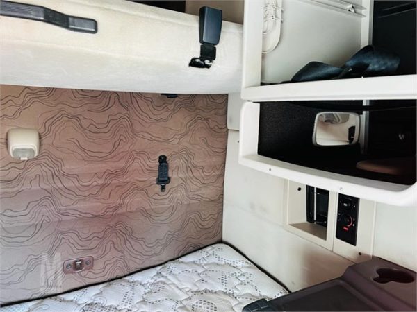 2012 Volvo VNL64T670 - Image 13
