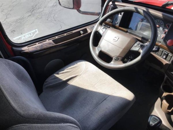 2012 Volvo VNL64T670 - Image 10