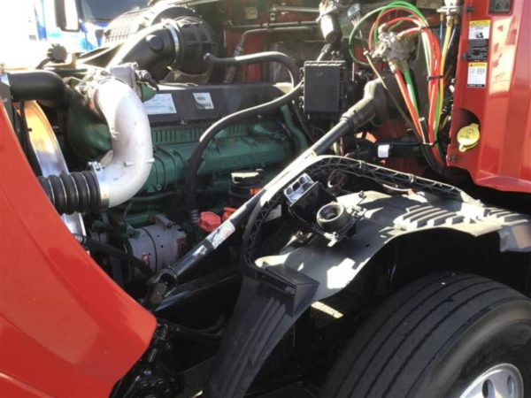 2012 Volvo VNL64T670 - Image 16